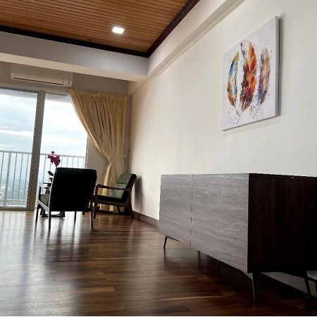 The Venus - Spacious Wooden Top Floor Apartment Sitiawan Luaran gambar